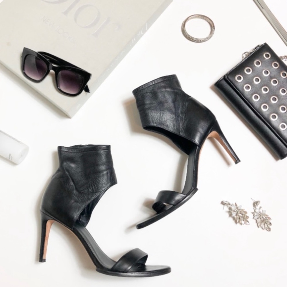 Vince Annalie Black cuff sandal excellent cond US9